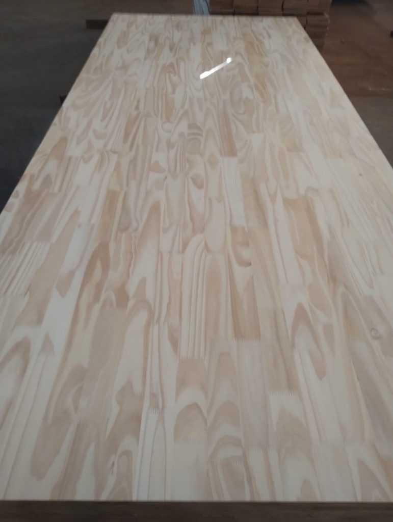 Tablero de pino clear - blanco son manchas ni medulas
